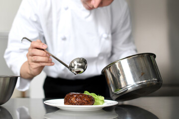 シェフが料理を丁寧に盛り付ける調理風景