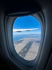 Naklejka premium Take off from San Francisco airport with a view over the city from above showing the residential areas, downtown skyscrapers and the Bridge