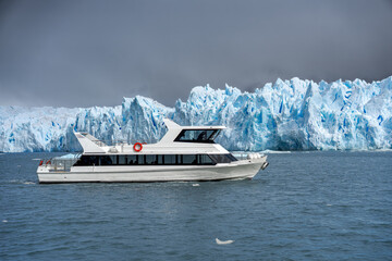 Ein Ausflugsboot / Schiff fährt auf dem Lago Argentino auf Perito Moreno Gletscher zu, in...