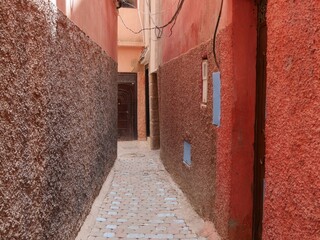 モロッコのマラケシュのピンク色の細い小道「Derb Moulay El Ghali」