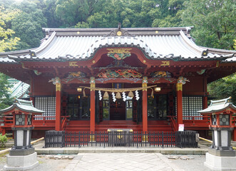 Obraz premium Bright red Japanese shrine building with lanterns and banners