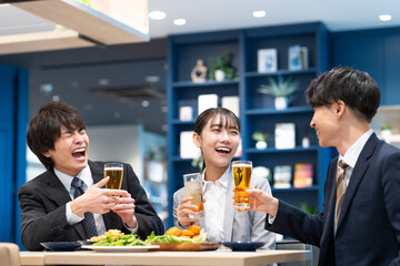 飲食店で飲み会をする若い男女