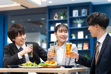飲食店で飲み会をする若い男女