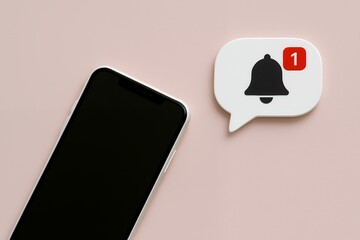 スマートフォンに届く通知ベルのアイコンで表現した新着お知らせと情報受信のイメージ