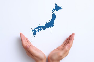両手で支えられた日本地図が示す国土保護と安心を象徴するサポートイメージ