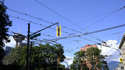 Les cat&eacute;naires &agrave; deux fils qui alimentent les trolleybus de Vancouver.