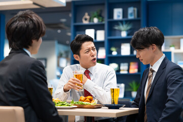 部下を飲み会をするビジネスマン