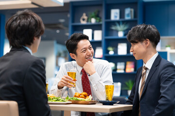 部下の新入社員を飲み会をするミドルのビジネスマン