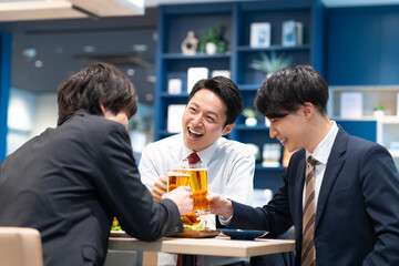 部下の新入社員を飲み会をするミドルのビジネスマン