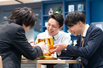 部下の新入社員を飲み会をするミドルのビジネスマン