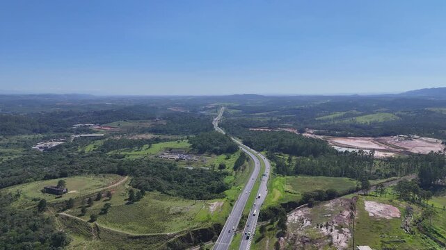 Rodovia em Mogi das Cruzes atravessando &aacute;rea verde preservada, evidenciando contraste entre mobilidade vi&aacute;ria, vegeta&ccedil;&atilde;o e planejamento territorial no contexto do Alto Tiet&ecirc;.
