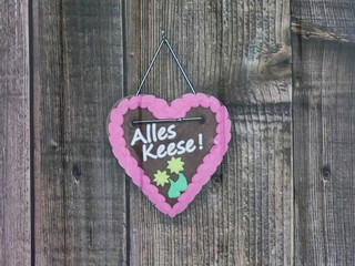 Wallpaper, traditional gingerbread heart with the inscription: Alles Keese