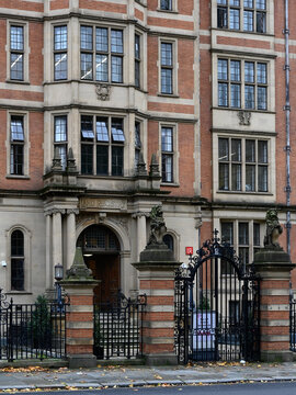LONDON, UK - NOVEMBER 11, 2025:  Entrance to 32 Lincoln's Inn Fields - the Sir Arthur Lewis Building of the London School of Economics (LSE