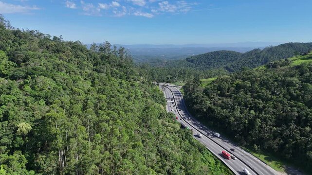 Vista da rodovia na serra de Mogi das Cruzes em dire&ccedil;&atilde;o ao litoral paulista, evidenciando integra&ccedil;&atilde;o entre infraestrutura vi&aacute;ria e preserva&ccedil;&atilde;o ambiental
