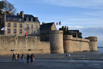 Fl&acirc;ner&nbsp;au&nbsp;pied des remparts du Mont-Saint-Michel