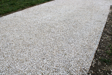 All&eacute;e de jardin en calcaire blanc et bordure en acier corten