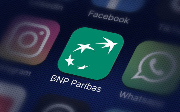 BNP Paribas logo sur un &eacute;cran de smartphone