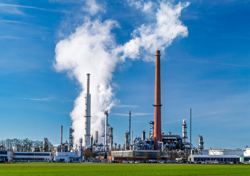 Weisser Dunst, Rauch aus einer Raffinerie, Industrieanlage, Ingolstadt, Bayern, Deutschland, Europa
