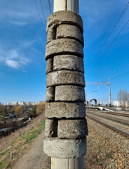 A load for tensioning wires on a railway