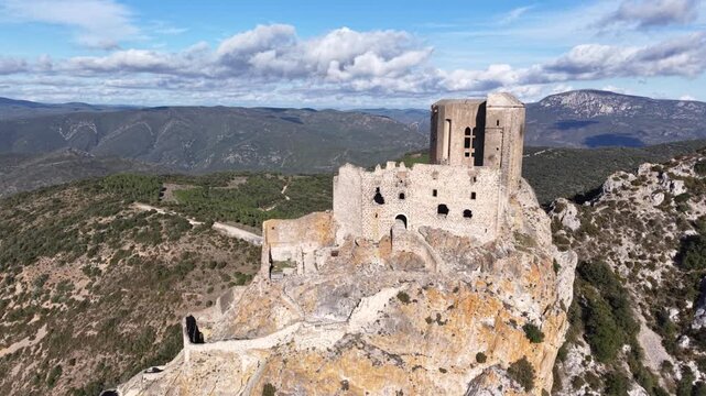 Ch&acirc;teau de Qu&eacute;ribus dans l'Aude (Occitanie, France) Forteresse royale du languedoc 