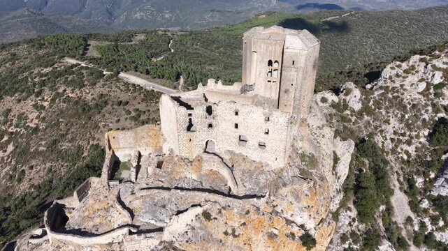 Ch&acirc;teau de Qu&eacute;ribus dans l'Aude (Occitanie, France) Forteresse royale du languedoc 