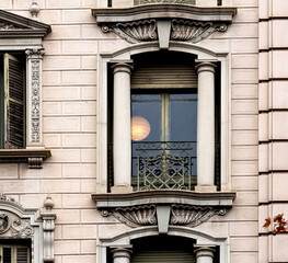 esfera atrapada en la ventana