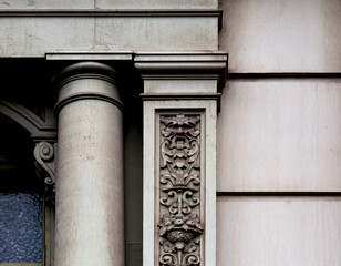peque&ntilde;o demonio en la columna floral