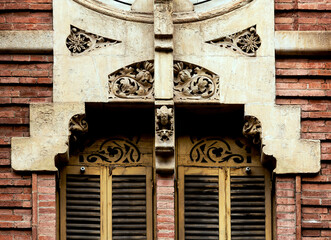 decoraci&oacute;n floral con busto de drag&oacute;n