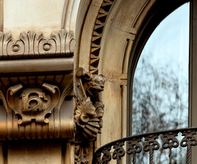 drag&oacute;n en el marco oval