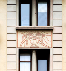 dibujo de jarrón floral entre ventanas © kaplan69