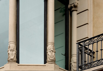 columnas con detalles florales