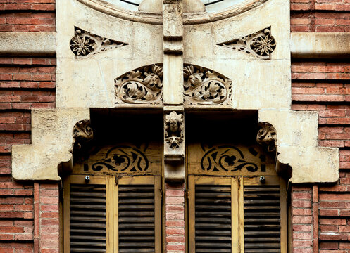decoraci&oacute;n floral con busto de drag&oacute;n