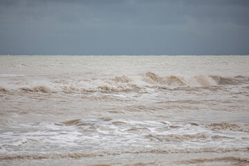 dettagli del mare Adriatico mosso, con vista fino all'orizzonte, di giorno, con cielo nuvoloso e scuro all'arrivo di un temporale