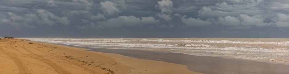 costiera della regione Veneto, in Italia, con vista diretta sul Mare Adriatico agitato e con cielo coperto e nuvoloso, con un temporale in arrivo