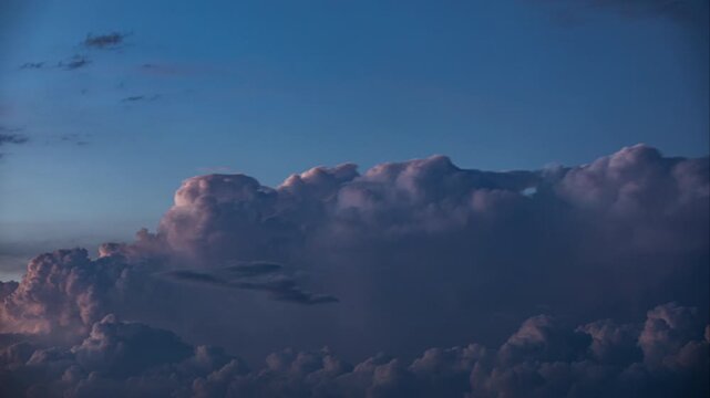 breve timelapse dell'evoluzione di un intenso temporale serale estivo, al tramonto