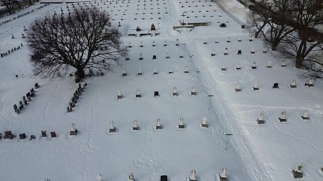 Vue a&eacute;rienne d'un cimeti&egrave;re enneig&eacute; en hiver au Qu&eacute;bec, Canada