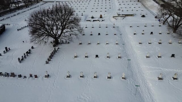 Vue a&eacute;rienne d'un cimeti&egrave;re enneig&eacute; en hiver au Qu&eacute;bec, Canada
