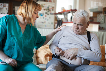 Obraz premium Home Healthcare Nurse Checking Blood Sugar of Elderly Man – Diabetes Care