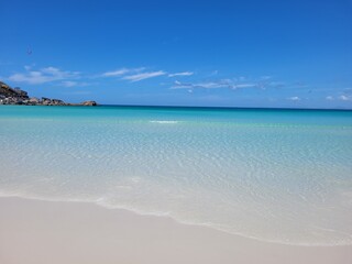Summer landscape of Praia Grande, Arraial do Cabo, Brazil. Crystal-clear turquoise sea, soft white sand beach and a peaceful tropical atmosphere, ideal for meditation, tourism and coastal relaxation.