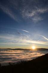 Obraz premium Stunning sunrise from a mountain top over the clouds