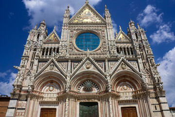Front view of the cathedral of Siena