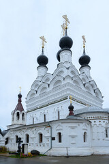 Fototapeta premium Murom's majestic church boasts rich history under a cloudy sky