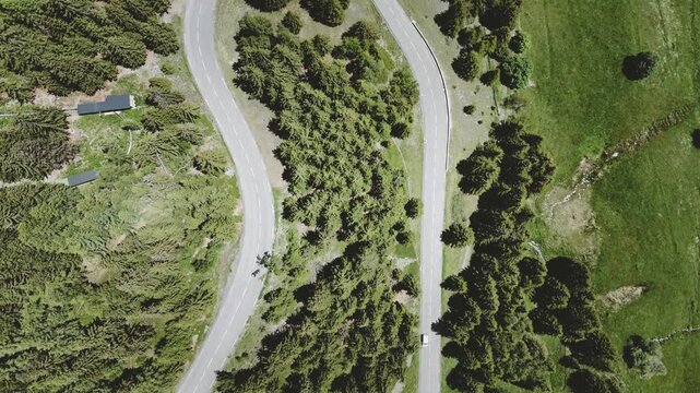 Route de montagne traversant une for&ecirc;t vue du ciel
