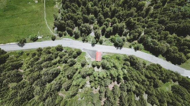 Route de montagne traversant une for&ecirc;t vue du ciel