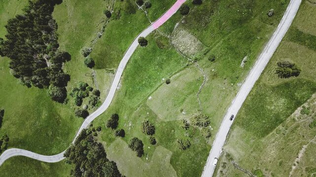 Route de montagne traversant une for&ecirc;t vue du ciel