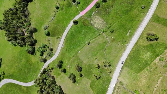 Route de montagne traversant une for&ecirc;t vue du ciel