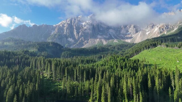 Paysage naturel des Dolomites en Italie avec for&ecirc;t et lac - vid&eacute;o drone