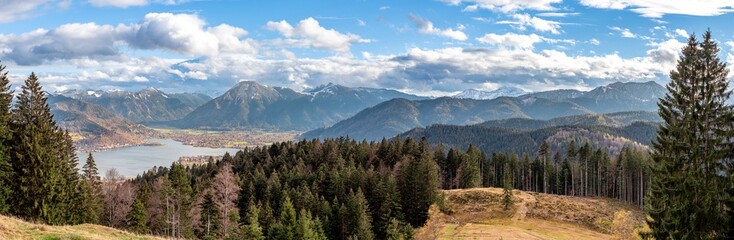 Obraz premium Erster Schneefall im Herbst am Tegernsee