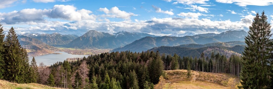 Erster Schneefall im Herbst am Tegernsee