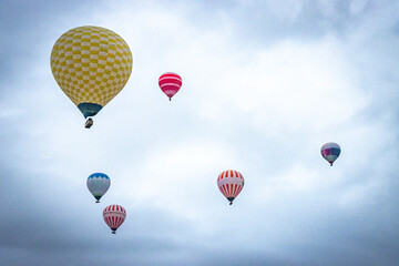 Obraz premium hot air balloons, cappadocia, adventure, sunrise, balooning, colourful, rock formations, goreme, turkiye, turkey